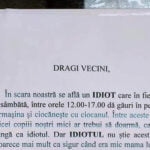 Viral! Ce a afiș a putut să pună un bărbat în scara blocului!