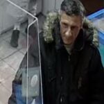 Bărbatul din imagine a furat portofelul unui bătrân și a cumpărat de mai multe ori cu cardul. Acesta a făcut plăți până în 100 de lei.