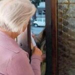 O româncă este acuzată că a furat bijuterii de mii de euro de la bătrâna italiancă de care trebuia să aibă grijă