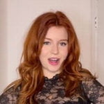 Colegii au crezut că nu văd bine! Cum a putut să se îmbrace tânăra din imagine, la petrecerea de Crăciun a firmei la care lucrează