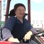 La 82 de ani, Tanti Mița conduce un tractor. Bătrânica face zilnic demonstrații la volanul utilajului agricol