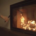 O femeie a ars 20.000 de euro în șemineul familiei. Soțul: "Când am văzut flăcările, era să leșin"