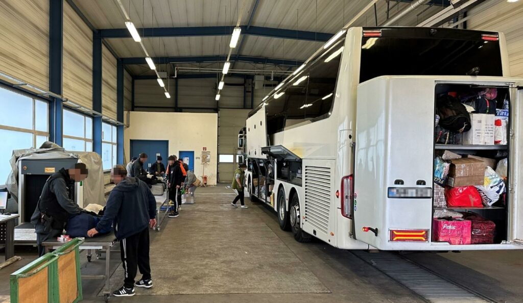 Autocar controlat 10 ore în Austria. Vameșii au dat vina pe vinul și țuica din bagaje