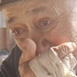 Bunicii din România plâng și adună vreascuri, după ce lemnele de foc și gazele s-au scumpit: "Nu mai avem bani. Pe ce să le cumpărăm?"