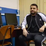 A crescut într-un sat de lăutari, dar astăzi este profesor. Povestea lui Călin, dascăl la singura școală în care profesorii predau doar în limba romani
