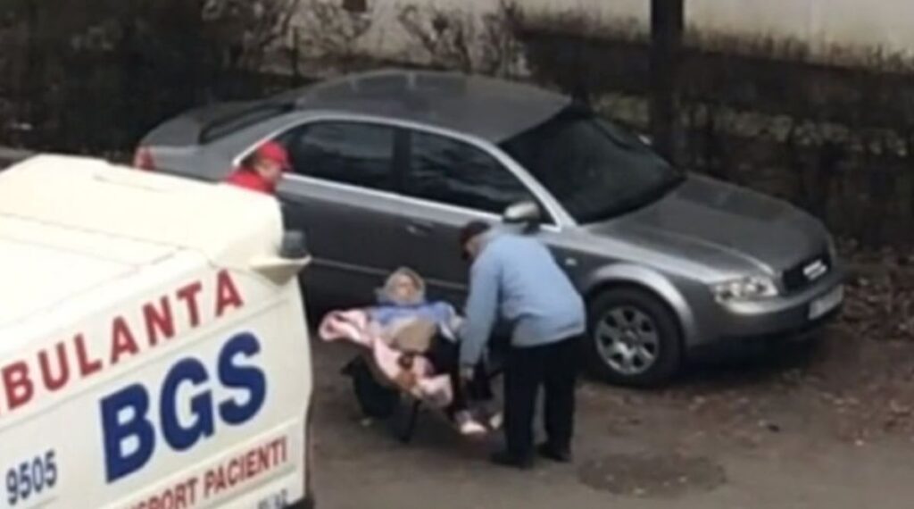 Bătrână cărată cu roaba până la ambulanţă, în Iași. Imagini virale!