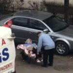 Bătrână cărată cu roaba până la ambulanţă, în Iași. Imagini virale!