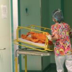 O mamă și-a găsit fetița moartă, la câteva zile după ce medicii i-au spus că are roșu în gât și au trimis-o acasă