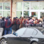 Ca pe vremea lui Ceaușescu! Motivul incredibil pentru care oamenii s-au înghesuit în fața unui magazin de haine