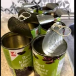 Surpriză de proporții pentru clienții unui celebru magazin! Au crezut că au cumpărat fasole, însă ce au găsit în conservă i-a lăsat mască