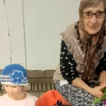 Povestea emoționantă a pensionarei din imagine. Din ce face bani, la ieșirea din metroul de la Piața Sudului din București