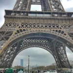 Român pe TikTok. „Dați mii de euro să vedeți șobolani și mormanul ăla de fiare”