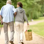 Propunerea indecentă primită de o badantă de la pensionarul pe care îl îngrijea: „Dacă faci dragoste cu mine, te..”