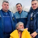 „Desculț, cu bluza deschisă și hainele ude”. Trei polițiști au devenit eroi după ce au salvat un bătrân de la moarte