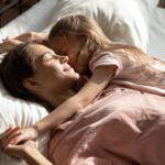 "Mami doarme". Două fetiţe au petrecut mai multe zile alături de mama lor moartă, în Franţa