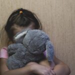 ''Linişte, mama doarme!'' O fetiţă de 4 ani din Italia și-a petrecut noaptea lângă mama decedată. Femeia şi-a găsit sfârşitul în somn
