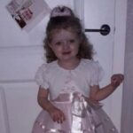 O fetiţă de trei ani a murit la o zi după ce a fost externată din spital cu "durere de burtă", în UK. Mama, îngenunchiată de durere: "S-a înmuiat instant în braţele mele"