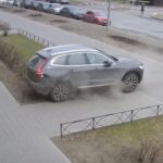 Un tată i-a salvat viaţa fiului de patru ani în ultima clipă, din faţa unei maşini scăpată de sub control, în Rusia