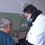 Povestea călugăriței doctor care vindecă și trupul, și sufletul: "La mine, cele două se îmbrăţişează, albul cu negrul"