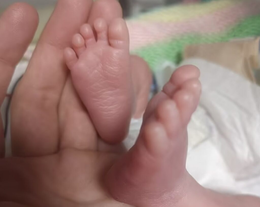 Medicii i-au spus că bebelușul a murit în pântece, dar ea nu a încetat să spere: "E miracolul meu de Crăciun"