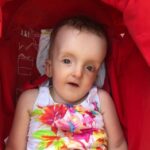 O şansă la viaţă pentru Iris. Copila de nici 2 anișori se luptă cu o boală rară