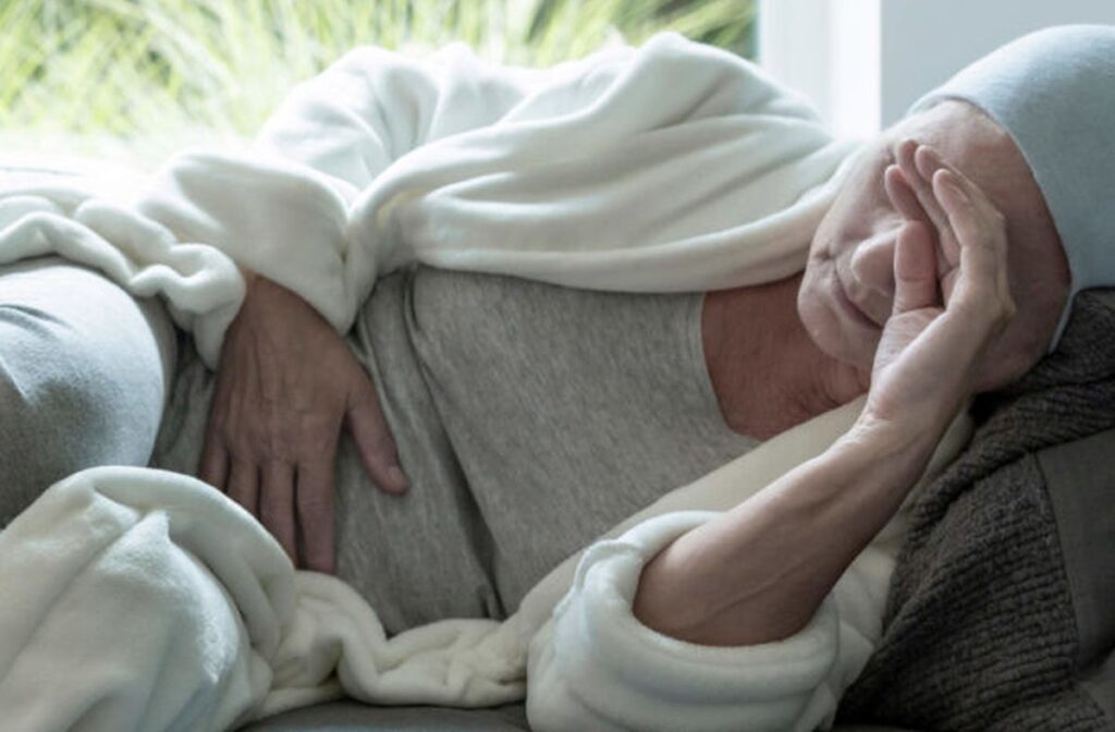 "Du-te să mori în patul tău, acasă! Nu mai avem ce-ţi face". Drama unei mame văduve bolnavă de cancer