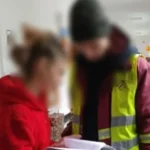 Rușinat de cum era îmbrăcat, Marius n-a participat la serbarea fetiței lui. A așteptat pe hol cu privirea în pământ