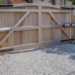 A dat 4.500 de euro pe porţi electrice, dar primăria i-a cerut să scape de ele. "Nu se integrează" în peisajul din satul britanic