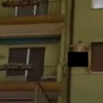 Amant în pielea goală, filmat în timp ce cobora pe balcoanele unei clădiri. A fost surprins de soțul femeii, în Italia