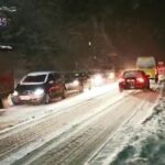 Bucata de drum de 12 km, parcursă de şoferi în 5 ore. Maşinile stau pe şosea ca în parcare
