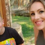 Un băiețel de 7 ani a murit după ce a fost sfâșiat de o haită de câini. Mama lui a fost și ea rănită încercând să îl apere