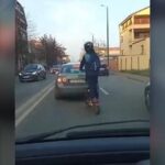 Șofer filmat în timp ce mergea pe banda a doua cu trotineta, cu peste 70 Km/h, pe un bulevard din Timișoara