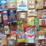 Din ce sunt făcuți crenvurștii de porc, de fapt? Conțin mai multă carne de pui decât de porc și au 11 E-uri!