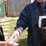 Poștașul din Botoșani acuzat de furtul banilor de pensii s-a spânzurat. Ar fi delapidat 137.000 lei