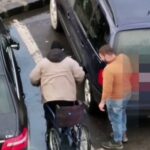 Momentul în care un cerșetor în scaun rulant se ridică și urcă într-o mașină, la Brașov. Polițist: "Cu toții mai avem momente când rămânem peste program"