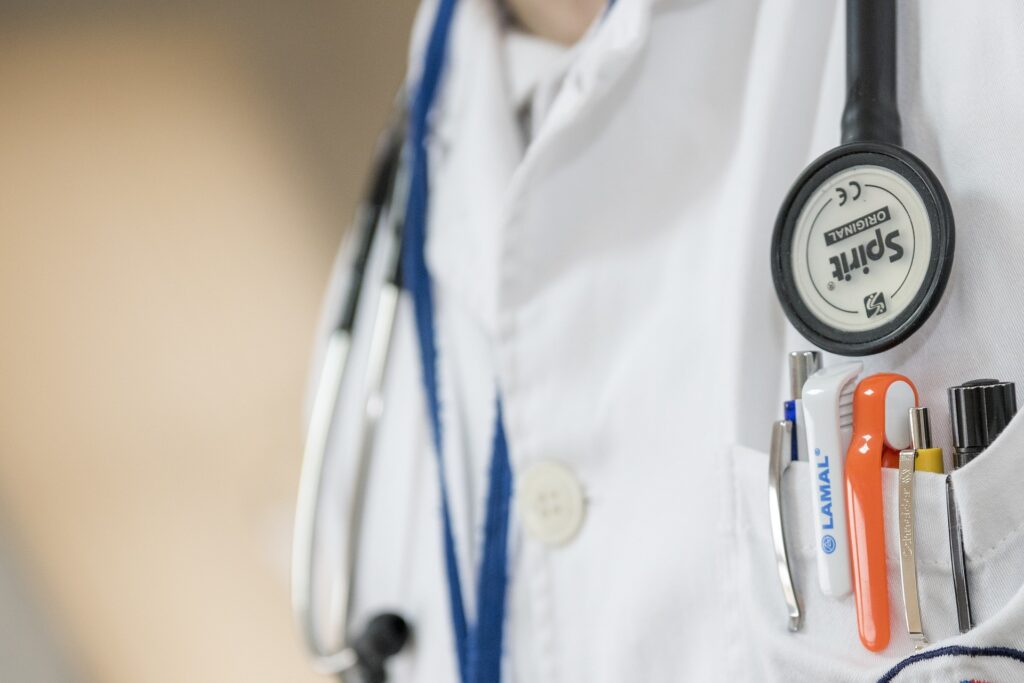 Salariu medic rezident 2023. Câți bani primește lunar
