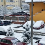 Amendă uriașă pentru șoferii care nu își curăță zăpada de pe mașini. Ce prevede Codul Rutier