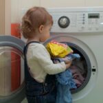 O fetiţă de 3 ani s-a sufocat în maşina de spălat, în timp ce părinţii mâncau cina. Moartea copilei, anchetată la Paris