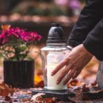 Împreună pe ultimul drum! Un fost polițist din Bârlad a murit de supărare că nu îi poate lua mamei sale un aparat de oxigen din spital. A doua zi, a murit și femeia