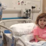 O fetiță de 3 ani, la un pas de moarte după ce 10 medici i-au greșit diagnosticul. A fost tratată cu sirop si trimisă acasă, în Scoția