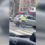 "Dacă o întâlnesc în trafic și dansează lambada, habar nu am ce să fac". O poliţistă care dirija circulaţia în Brăila i-a pus în dificultate pe şoferi