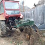 Doi bărbaţi din Iaşi au venit la mall cu tractorul, cu plug: au rupt bariera, au parcat utilajul şi au mers la păcănele. Cum i-a prins poliţia