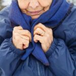 O pensionară de 87 de ani a murit de frig, pentru că nu avea bani să-și încălzească casa. Fiul ei voia s-o interneze la azil, în UK