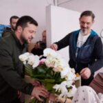 Povestea impresionantă a Katiei, tânăra care a încasat 12 gloanţe, după ce a sărit în faţa mitralierelor pentru a-şi salva frăţiorul. Zelenski a vizitat-o la spital