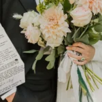 Invitație de nuntă neobișnuită. Ce au scris mirii pe aceasta: „Vă invităm să vă achitați obligațiile”