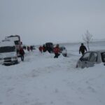 Ce să nu faci niciodată dacă rămâi blocat cu mașina în zăpadă. Specialiștii avertizează: "Te otrăvește lent!"