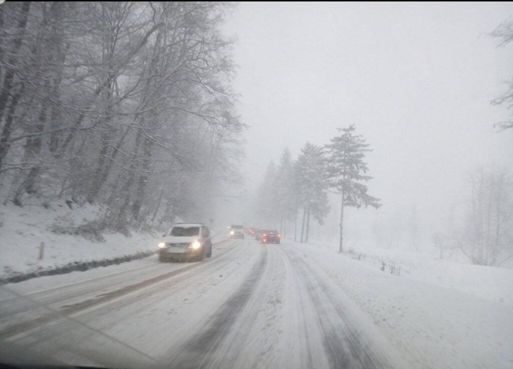 Se schimbă vremea! Meteorologii anunță ninsori și viscol. Care sunt zonele vizate