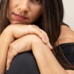 Pe 31, nu am mai putut suporta și l-am întrebat pe soțul meu unde îi era salariul. Eram deja obosită de faptul că era obișnuit să trăiască pe cheltuiala mea. În loc să-mi dea un răspuns, dsy a început să-și facă valiza.