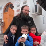 El este preotul care ridică un spital pentru nevoiași! "Vor avea acces gratuit la servicii medicale"