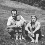 Bărbatul intră în casa bunicii logodnicei, găsește o poză cu el din copilărie și i se face rău